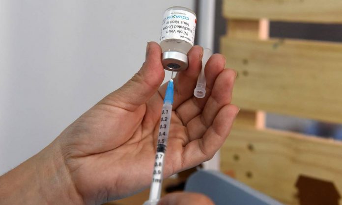 X92463893 a nurse prepares a dose of indias covaxin vaccine against covid 19 at the public hospital.jpg.pagespeed.ic .eaqki nlsa 696x418